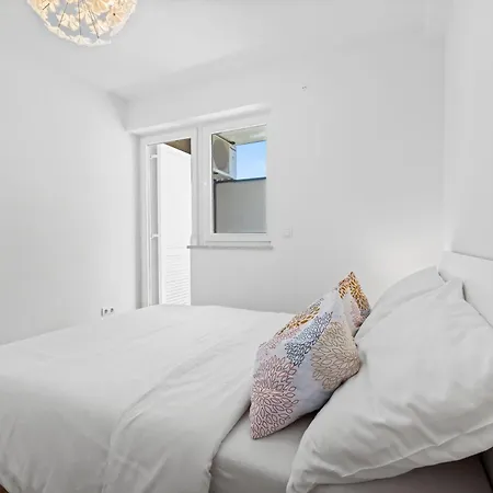 Апартаменты Charming White With Balcony And Parking *