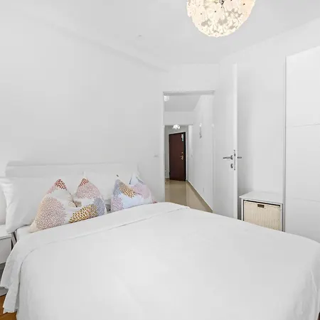 Charming White With Balcony And Parking Ровинь