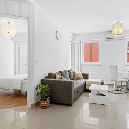 Апартаменты Charming White With Balcony And Parking Ровинь