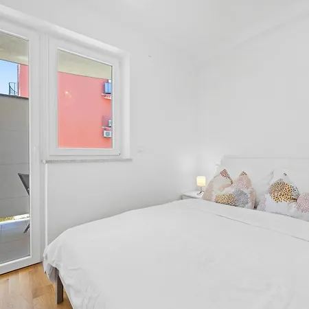 Charming White With Balcony And Parking רוביני