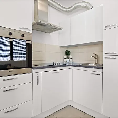 דירה Charming White With Balcony And Parking רוביני