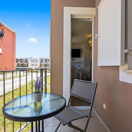 Charming White With Balcony And Parking *