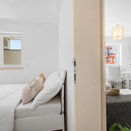 Charming White With Balcony And Parking רוביני