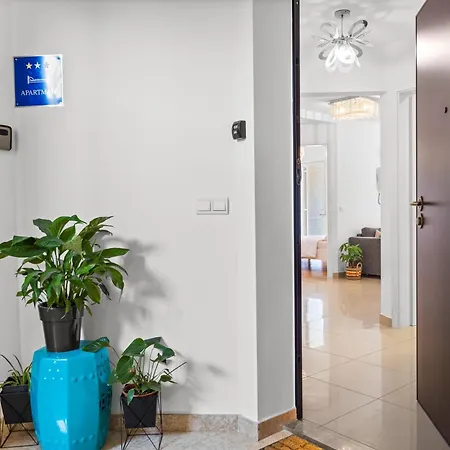 דירה Charming White With Balcony And Parking