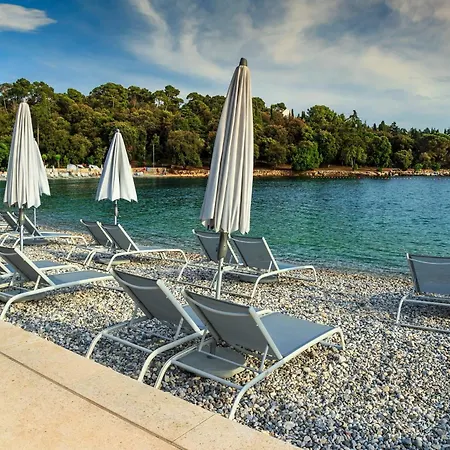 Апартаменты Charming White With Balcony And Parking