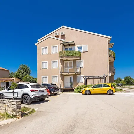 Charming White With Balcony And Parking * Ровинь