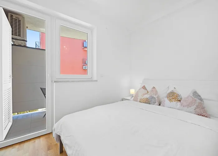 Charming White With Balcony And Parking Ρόβινι