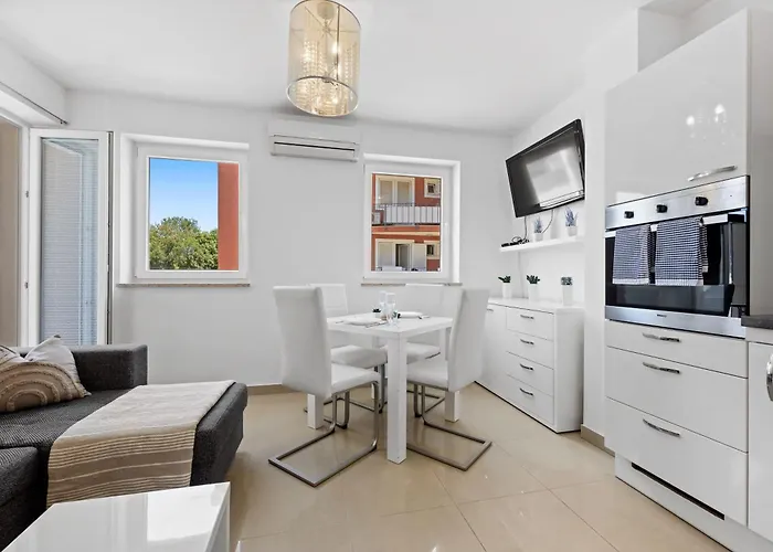 Charming White With Balcony And Parking Διαμέρισμα