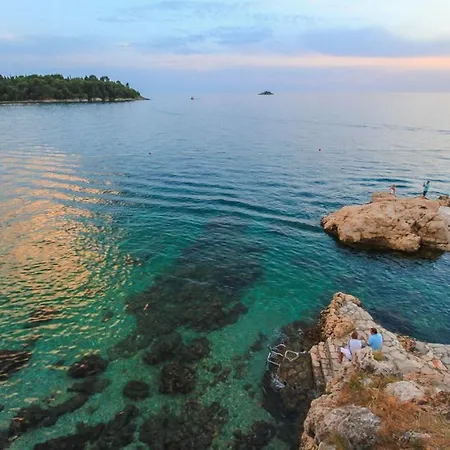 Charming White With Balcony And Parking Apartman *