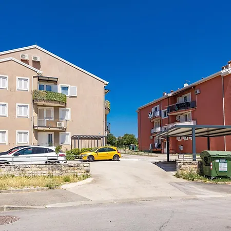Charming White With Balcony And Parking