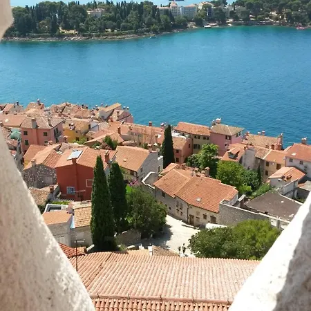 Charming White With Balcony And Parking Apartman