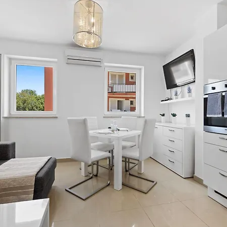 Charming White With Balcony And Parking Apartman