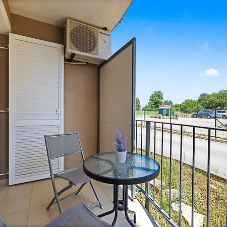 Charming White With Balcony And Parking *