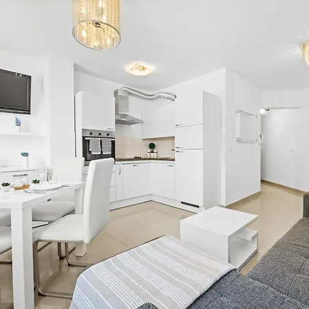 Charming White With Balcony And Parking