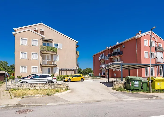 Charming White With Balcony And Parking