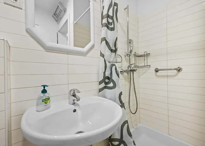 Charming White With Balcony And Parking 아파트 *