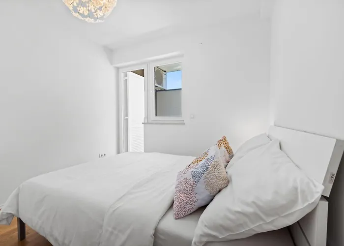 아파트 Charming White With Balcony And Parking *