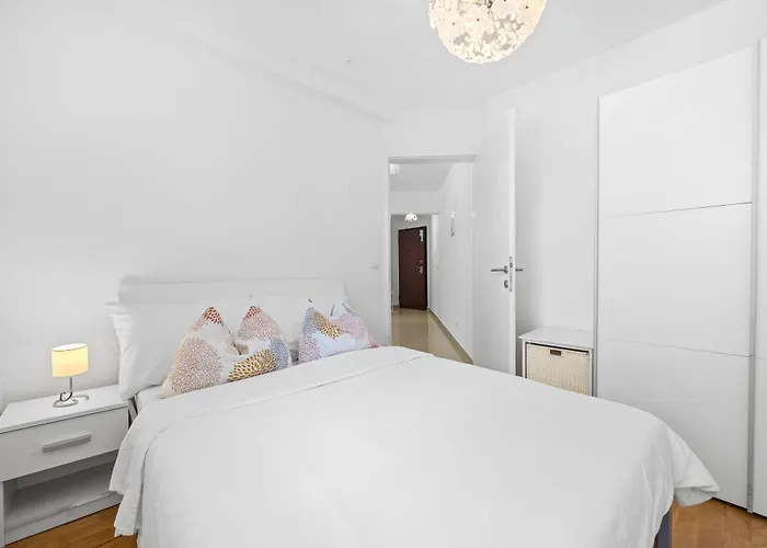 Charming White With Balcony And Parking 로비니