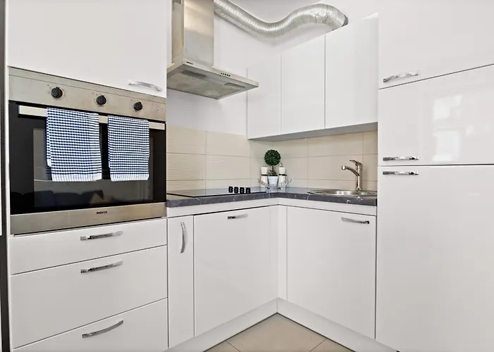 דירה Charming White With Balcony And Parking רוביני