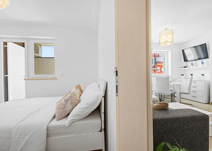 Charming White With Balcony And Parking 로비니