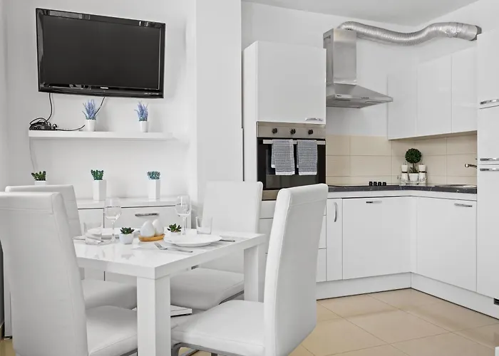 Charming White With Balcony And Parking * 로비니