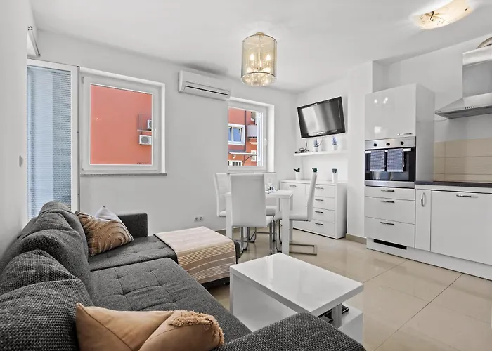 아파트 Charming White With Balcony And Parking *