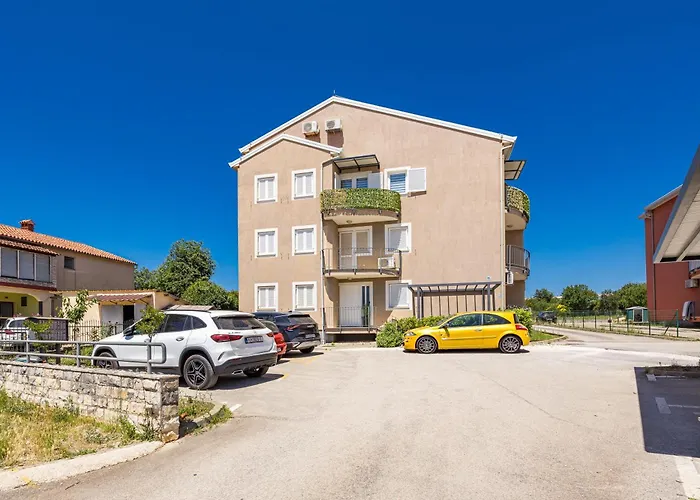 Charming White With Balcony And Parking * 로비니